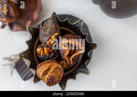 I dolci siriani sono serviti sul tavolo. Una miscela di dolci arabi e datteri di hastac. Rotoli di frutta secca ripieni di noci da vicino. Focu selettivo Foto Stock