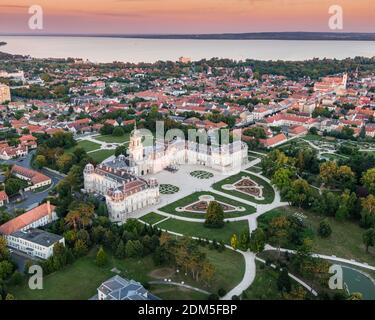 Phootto aereo del castello di Festetics a Keszthely, Ungheria Foto Stock