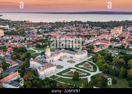 Phootto aereo del castello di Festetics a Keszthely, Ungheria Foto Stock