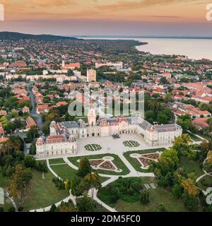 Phootto aereo del castello di Festetics a Keszthely, Ungheria Foto Stock