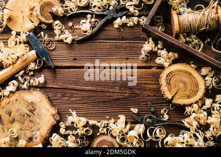 Legno fai da te. Officina di lavorazione del legno. Trucioli di legno e attrezzi di carpenteria. Sfondo Foto Stock