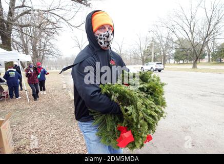 St. Louis, Stati Uniti. 16 Dic 2020. Il volontario Steve Wootten trasporta le corone ad un'automobile, che sarà messa sulle tombe al cimitero nazionale di Jefferson Barracks a St. Louis sulle corone nazionali attraverso il giorno dell'America mercoledì 16 dicembre 2020. Ogni mese di dicembre, durante il National Wreath Across America Day, i volontari ricordano e onorano i veterani durante le cerimonie di deposizione delle corone presso il cimitero nazionale di Arlington, nonché in più di 2,100 sedi aggiuntive in tutti i 50 stati degli Stati Uniti. Photo by Bill Greenblatt/UPI Credit: UPI/Alamy Live News Foto Stock