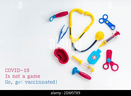 Strumenti medici per bambini. Concetto di medico per bambini. Pediatria. Dispositivi medici giocattolo su sfondo bianco. Covid-19 non è un gioco. Vai, ottenere vaccinato concetto. Foto di alta qualità Foto Stock