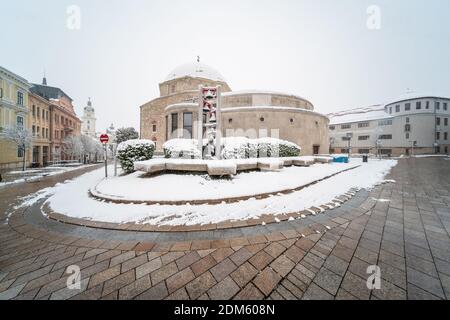 Inverno a Pécs, Ungheria a Széchenyi Tér Foto Stock