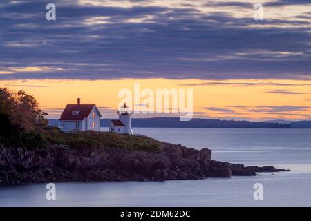 Prima dell'alba con vista sul faro di Curtis Island, Camden, Maine, Stati Uniti Foto Stock