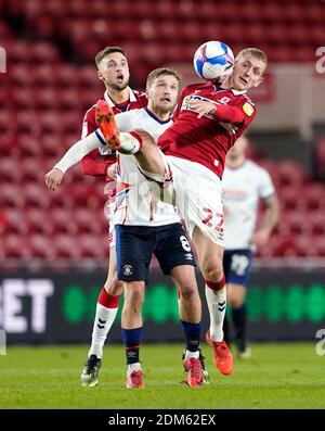 Luke Berry di Luton Town (a sinistra) e George Saville di Middlesbrough combattono per la palla durante la partita del campionato Sky Bet allo stadio Riverside di Middlesbrough. Foto Stock