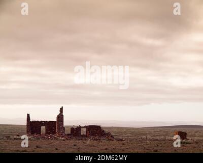 Rovine di una casa colonica in mattoni nell'Outback Australiano del Sud vicino ai Flinders Ranges, Foto Stock