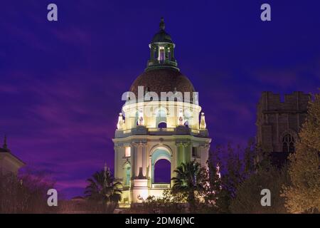 Immagine notturna della torre principale del Municipio di Pasadena. Immagine a lunga esposizione acquisita utilizzando un filtro notturno. Foto Stock
