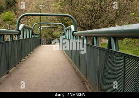 Un ponte pedonale sul fiume Aire a Saltaire, Yorkshire, Inghilterra. Foto Stock