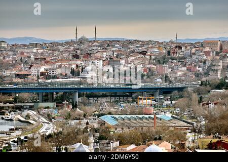 Istanbul, Turchia - 12 febbraio 2020: Vista dall'alto dei quartieri di Eyup Sultan e Fatih dalla collina di Pierre Loti in una giornata invernale nuvolosa. Foto Stock