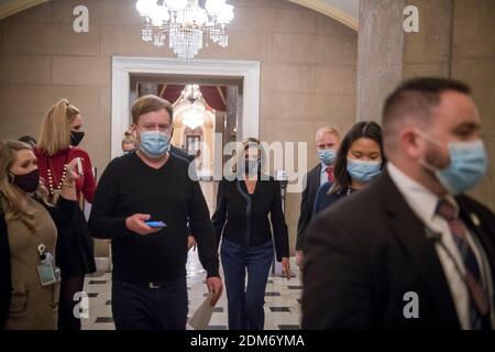 Washington, Stati Uniti d'America. 16 Dic 2020. Presidente della Camera dei rappresentanti degli Stati Uniti Nancy Pelosi (democratico della California) cammina dalla Camera al suo ufficio al Campidoglio degli Stati Uniti a Washington, DC, mercoledì 16 dicembre 2020. Credit: Rod Lamkey/CNP | Usage worldwide Credit: dpa/Alamy Live News Foto Stock