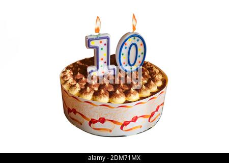 Torta di compleanno. Torta di festa con candele sotto forma di numeri 10 isolare su uno sfondo bianco primo piano. Foto Stock