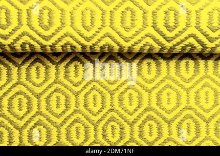 Luminoso IlluminatingYellow e Grey Wool Rug Carpet texture sfondo. Concetto di colore dell'anno 2021 con colori luminosi giallo e grigio. Vista dall'alto, disposizione piatta, spazio per la copia. Foto Stock