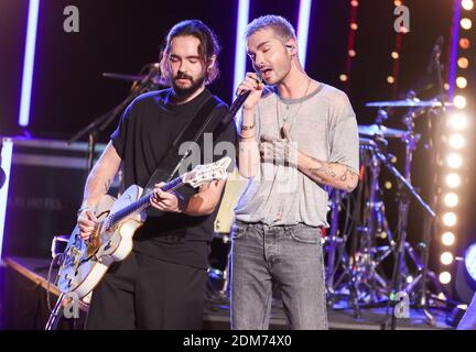 Halle, Germania. 16 Dic 2020. Tom (l) e Bill Kaulitz della band Tokio Hotel si esibiscono durante lo show radiofonico 'Friends of 2020' della stazione MDR Sputnik. Lo spettacolo, un mix di talk show e musica dal vivo, era già il quarto del suo genere. La stazione trasmette l'evento in diretta sulla radio e un flusso video sulla rete. Credit: Jan Woitas/dpa-Zentralbild/dpa/Alamy Live News Foto Stock