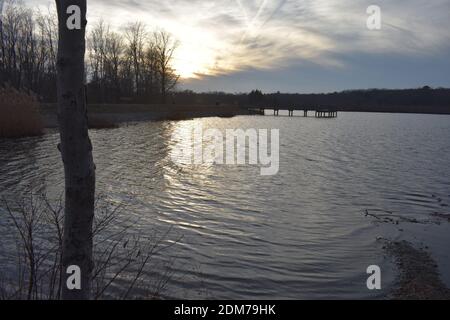 Tramonto spettacolare mentre le nuvole si allontanano dopo una giornata piovosa sul lago Helmetta, New Jersey. -01 Foto Stock