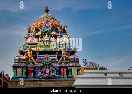 Chennai, India - 27 ottobre 2018: Esterno del Tempio di Arulmigu Kapaleeswarar un antico tempio di architettura indù situato in India del Sud. Luogo indù Foto Stock