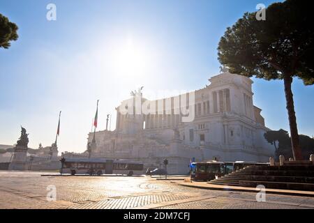 Piazza Venezia a Roma e vista sull'altare della Patria, città eterna, capitale d'Italia Foto Stock