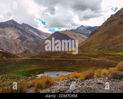 Un'immagine panoramica di pittoresche montagne nel Parco Provinciale di Aconcagua, Mendoza, Argentina Foto Stock