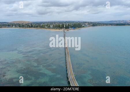 Strada rialzata in legno che collega Victor Harbour con l'isola di Granite in Australia Foto Stock