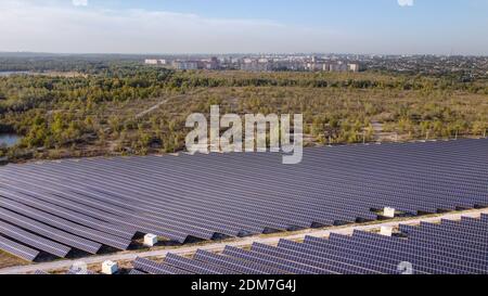 Fattoria di energia solare. Alto angolo, vista in elevazione dei pannelli solari su un'azienda agricola di energia lontano dalla città. Vista aerea Foto Stock