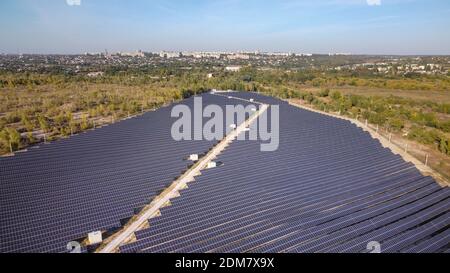 Fattoria di energia solare. Alto angolo, vista in elevazione dei pannelli solari su un'azienda agricola di energia lontano dalla città. Vista aerea Foto Stock