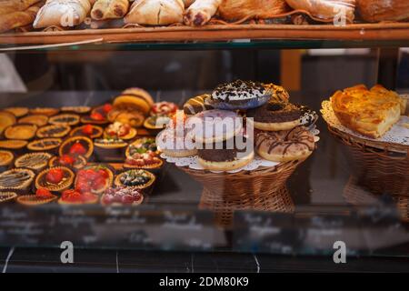 Esposizione al dettaglio presso la panetteria piena di deliziose ciambelle e. crostate Foto Stock