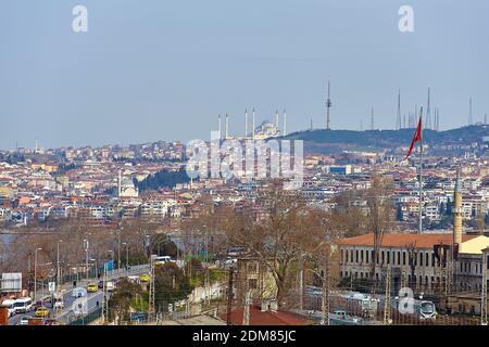 Vista del quartiere di Istanbul di Uskudar e la moschea di Camlica sul lato asiatico del Bosforo in Turchia. Foto Stock
