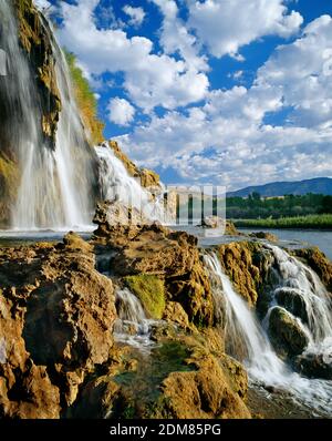 Cascate di Fall Creek come scorre nel fiume Snake; Swan Valley, Idaho Foto Stock