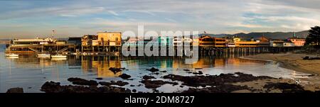 Immagine panoramica nel tardo pomeriggio dello storico Old Fisherman's Wharf di Monterey, California Foto Stock