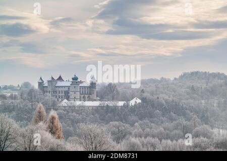 Vista del castello di Nowy Wisnicz in geloso, mattina d'inverno. Polonia Foto Stock