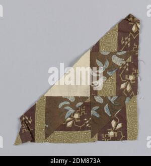 Patchwork Fragment, Medium: Cotton tecnica: Patchwork, un frammento triangolare costituito da tre tipi di cotone stampato: Marrone con foglie blu e bianche; marrone con forme geometriche tan e bianche; marrone con motivo a punti bianchi., USA, metà del XIX secolo, ricamo e cucitura, frammento di Patchwork Foto Stock