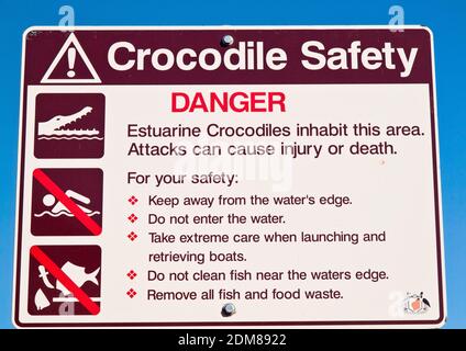 Cartello di avvertimento per coccodrillo sull'acqua salata (estuarine) presso Wyndham Jetty, East Kimberley. Foto Stock