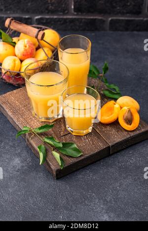 Succo di albicocca in vetro. Bevanda sana Foto Stock