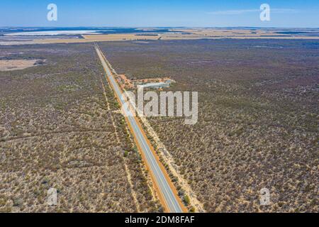 Strada che attraversa i cespugli dell'Australia occidentale Foto Stock