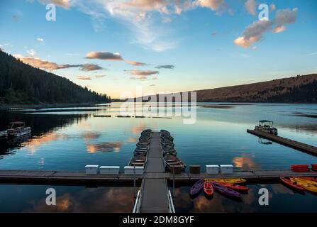 Tramonto sul lago Wallowa dell'Oregon dal porticciolo del lago. Foto Stock