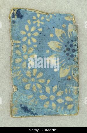 Bandbox, carta stampata a blocchi su supporto per pasteboard, dalla stessa bandbox del 1942-19-8. Più della corona di fiori grigi a petali mostra e anche una porzione di un grande fiore centrale di grigio con punti blu scuro per il centro., USA, 1765–1818, Wallcoverings, Bandbox Foto Stock