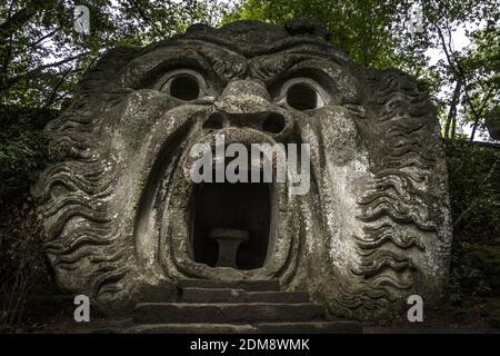 Una scultura a bocca d'Orco nel famoso Parco dei Mostri in Italia Foto Stock