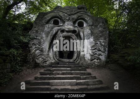 Una scultura a bocca d'Orco nel famoso Parco dei Mostri in Italia Foto Stock