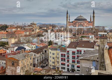 Vista di Hagia Sophia e dell'area residenziale dal roof.Agora Life Hotel, Fatih, Istanbul, Turchia. Foto Stock