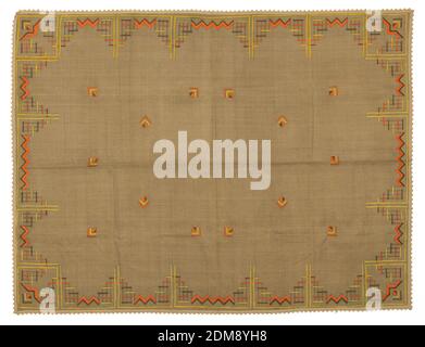 Tovaglia, Medium: Terreno in lino, bordo in cotone, ricamo in cotone mercerizzato tecnica: Ricamato su tessitura semplice, tovaglia marrone rettangolare ricamato su disegno geometrico e lineare di arancio, marrone e giallo., USA, ca. 1910, ricamo e cucitura, tovaglia Foto Stock