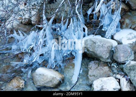 dettaglio di iciclette lungo il piccolo ruscello Foto Stock