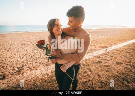 Bella scatto di una giovane coppia in amore abbracciando sopra La spiaggia Foto Stock