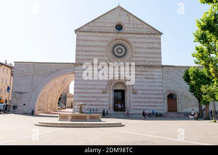 assisi, italia luglio 11 2020 : basilica di santa chiara di assisi e la sua architettura Foto Stock