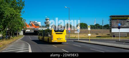 Autobus sulla strada per l'Aeroporto Tegel di Berlino Vecchia Foto Stock