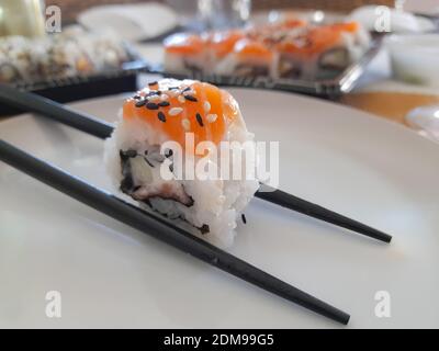 un sushi fresco su un piatto Foto Stock