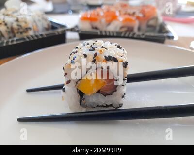 un sushi fresco su un piatto Foto Stock