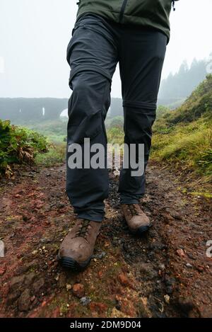 Primo piano di un uomo all'aperto che indossa scarpe da trekking Foto Stock