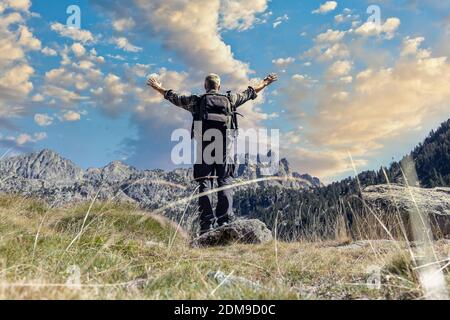 Il turista caucasico medio invecchiato apre le sue braccia e gode il Magnifica vista sui Pirenei spagnoli Foto Stock