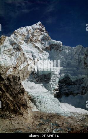 GHIACCIAIO DI NEPAL Khumbu -- Dic 2005 -- la cima del Ghiacciaio di Khumbu che presenta la cima del Monte Nuptse, un popolare percorso di arrampicata alla cima del monte Foto Stock