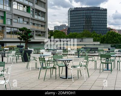Posti a sedere vuoti sulla terrazza sul tetto della Bikinihaus in Berlino Foto Stock